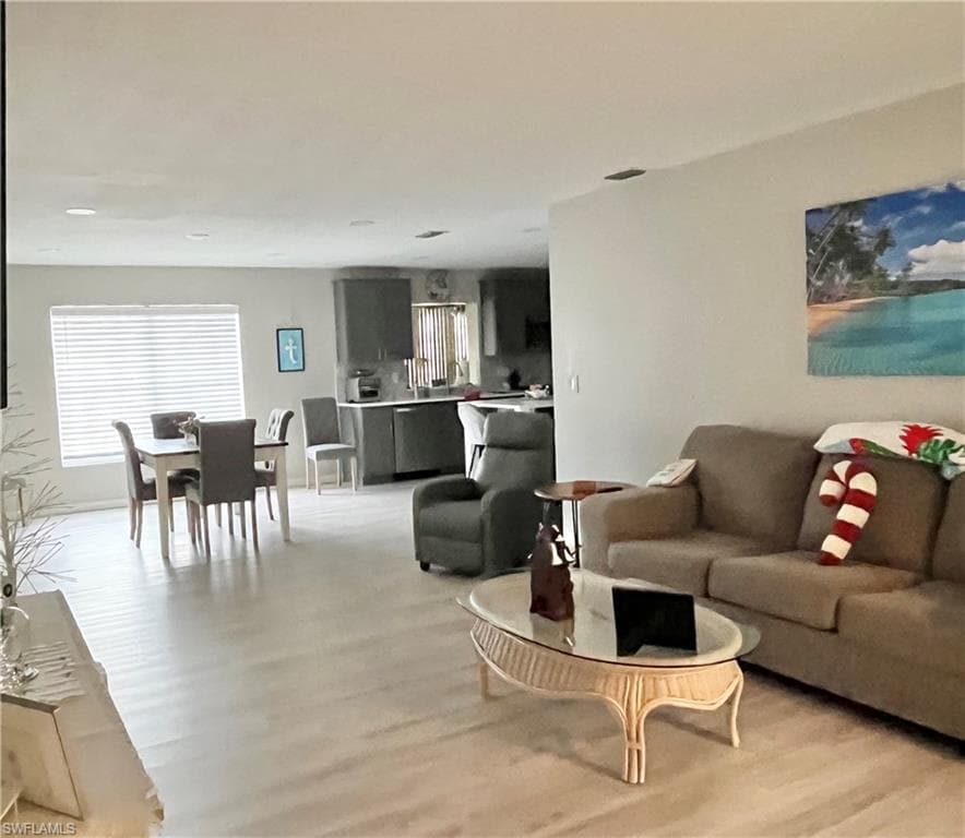 1254 Hazeltine DR-14