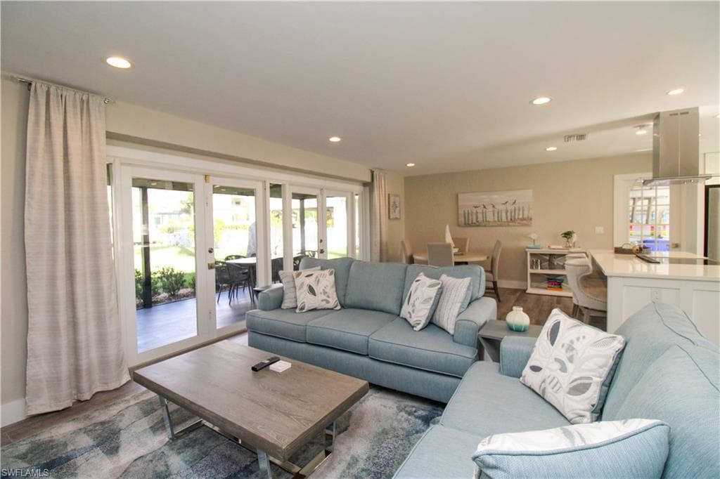 1353 Pelican AVE-13