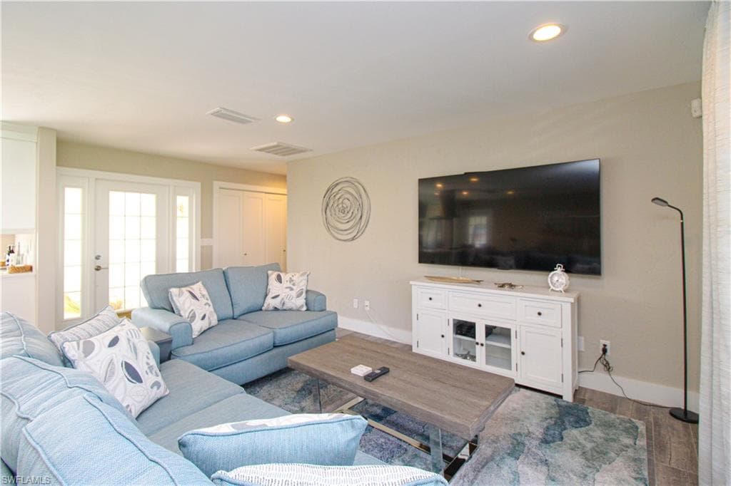 1353 Pelican AVE-12
