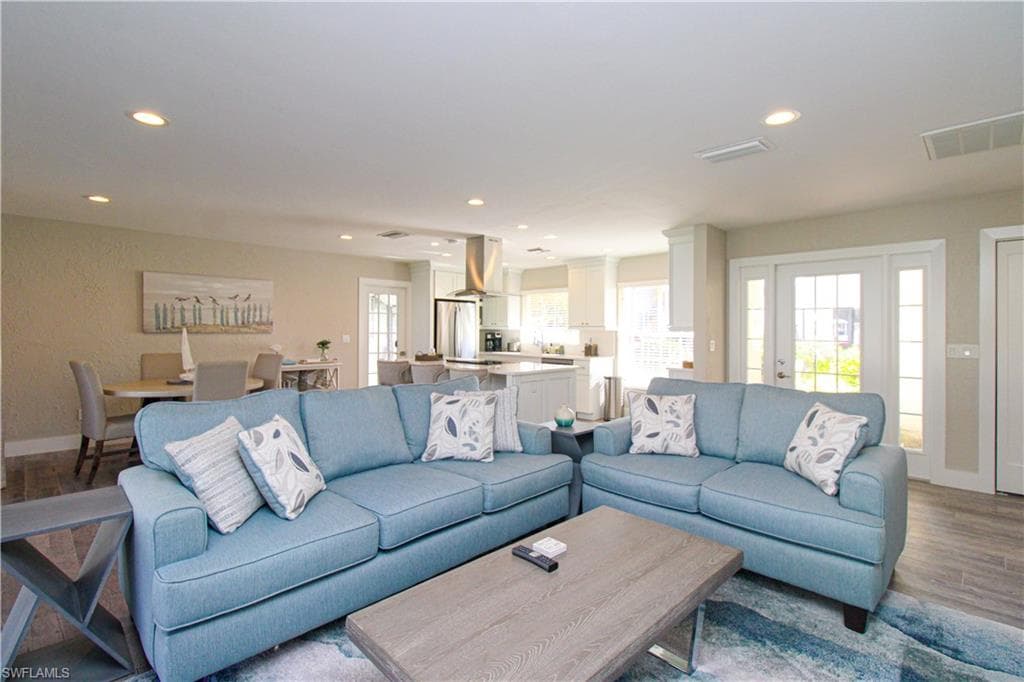 1353 Pelican AVE-15