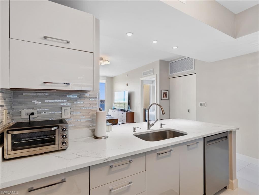 3000 Oasis Grand BLVD 1206-14