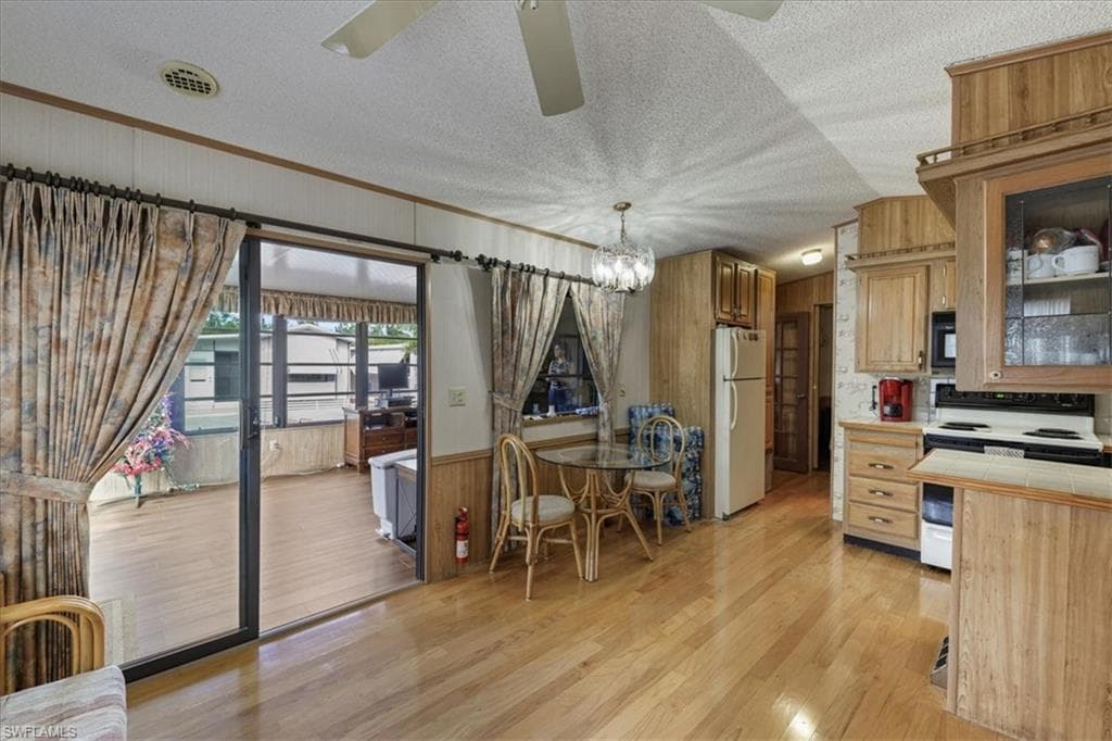 211 Sojourn DR-10