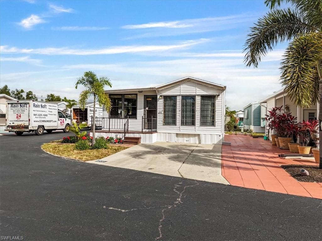 211 Sojourn DR-18