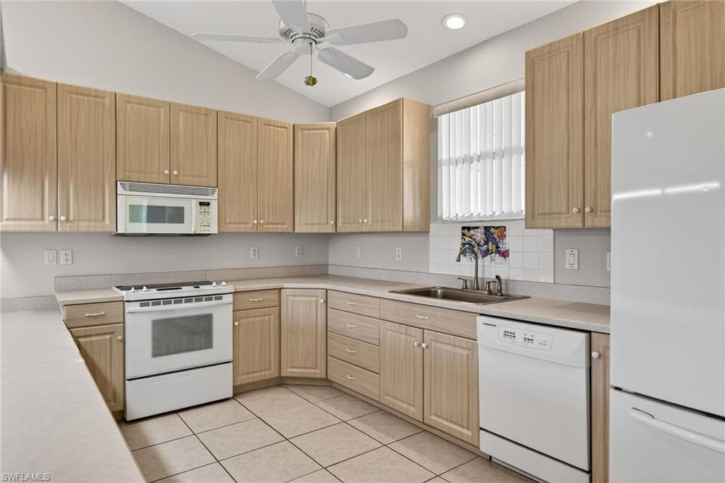 6476 Pine AVE-32