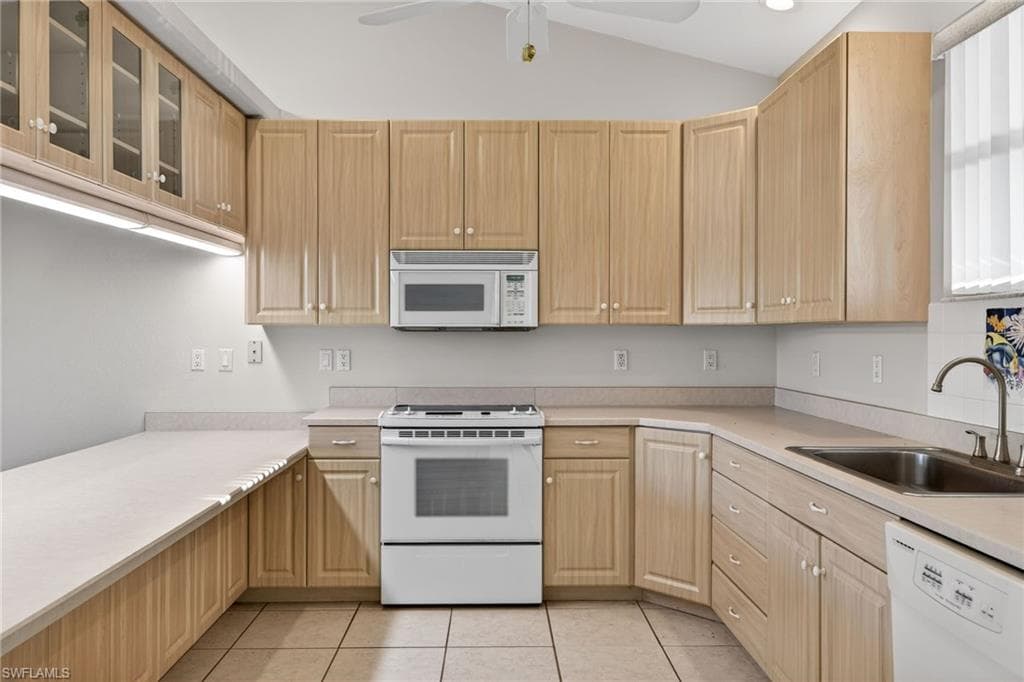 6476 Pine AVE-34