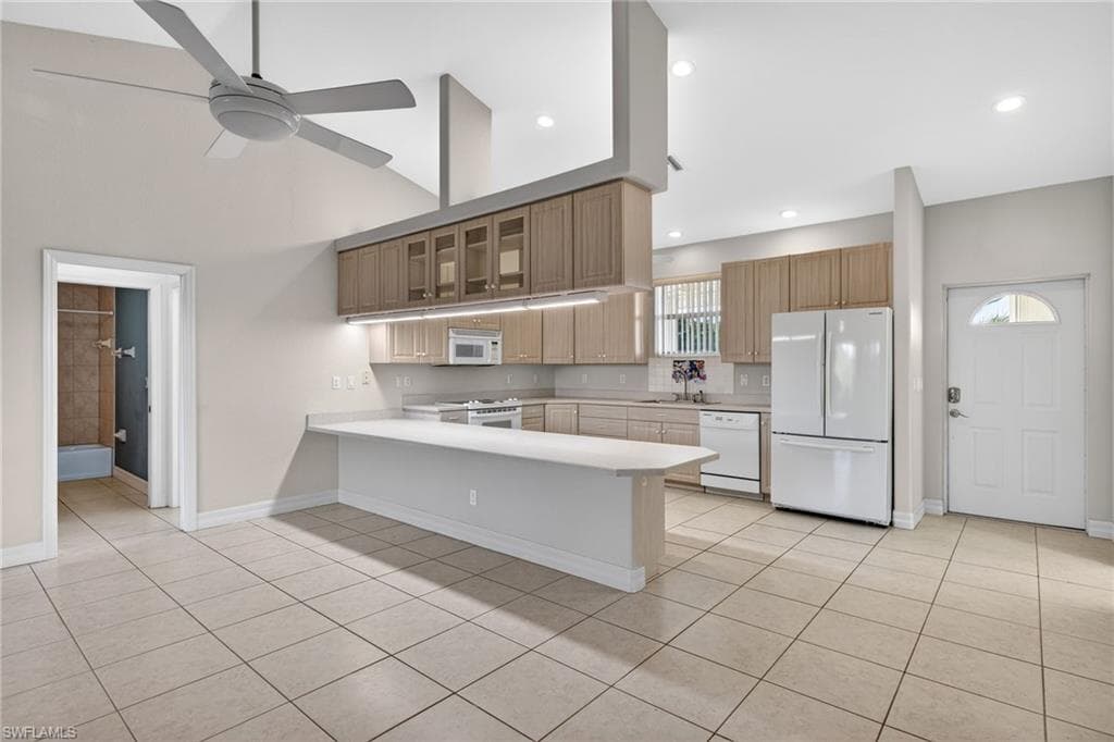 6476 Pine AVE-31