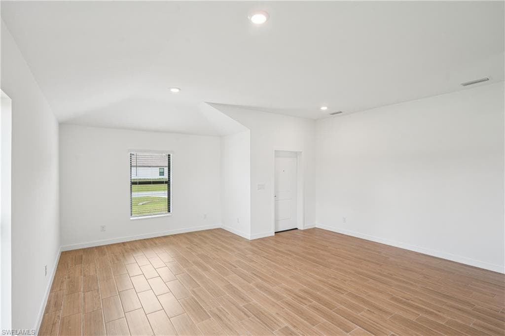 144 Blackstone DR-14