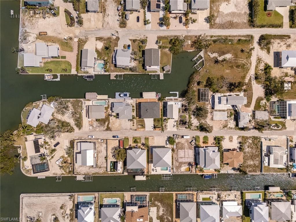 240 Driftwood LN-35