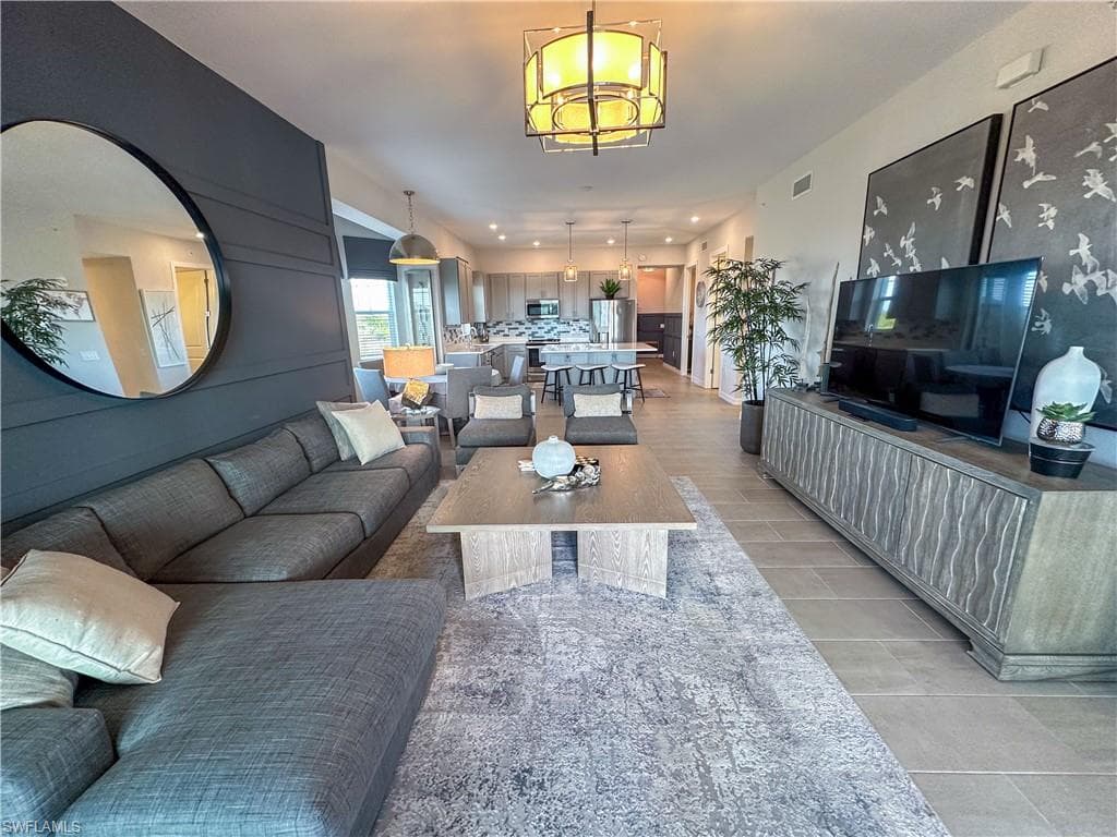 163 Indies DR E 206-18