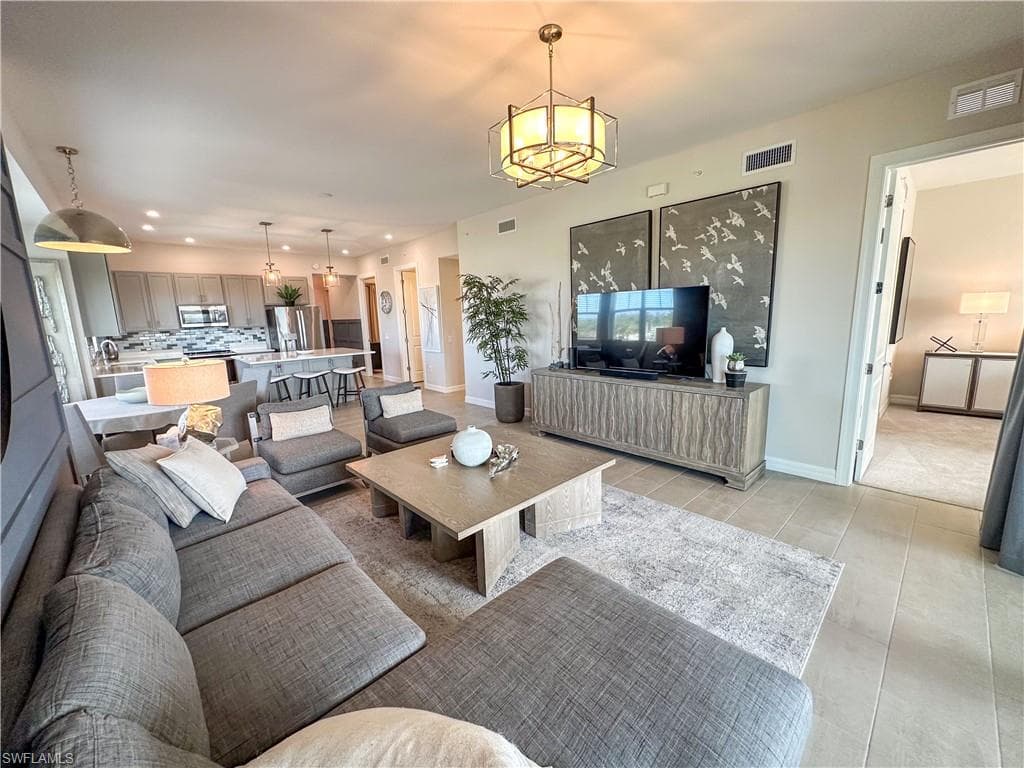 163 Indies DR E 206-40
