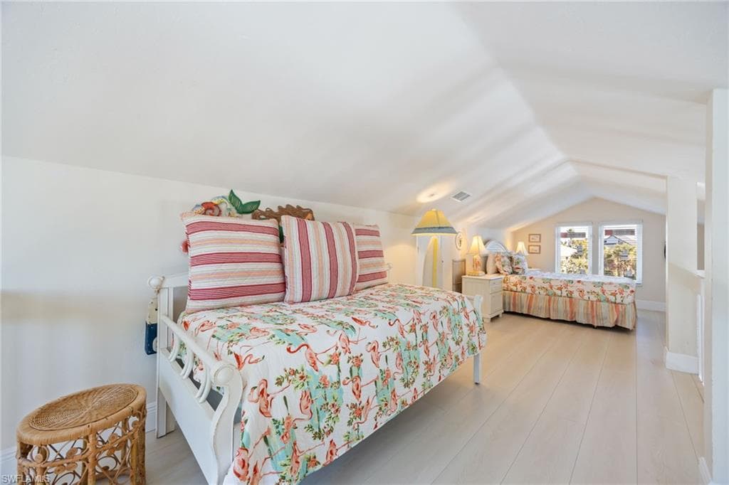 424 Lagoon DR-28
