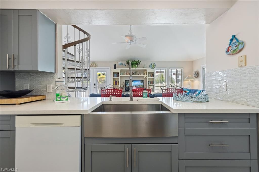 424 Lagoon DR-14
