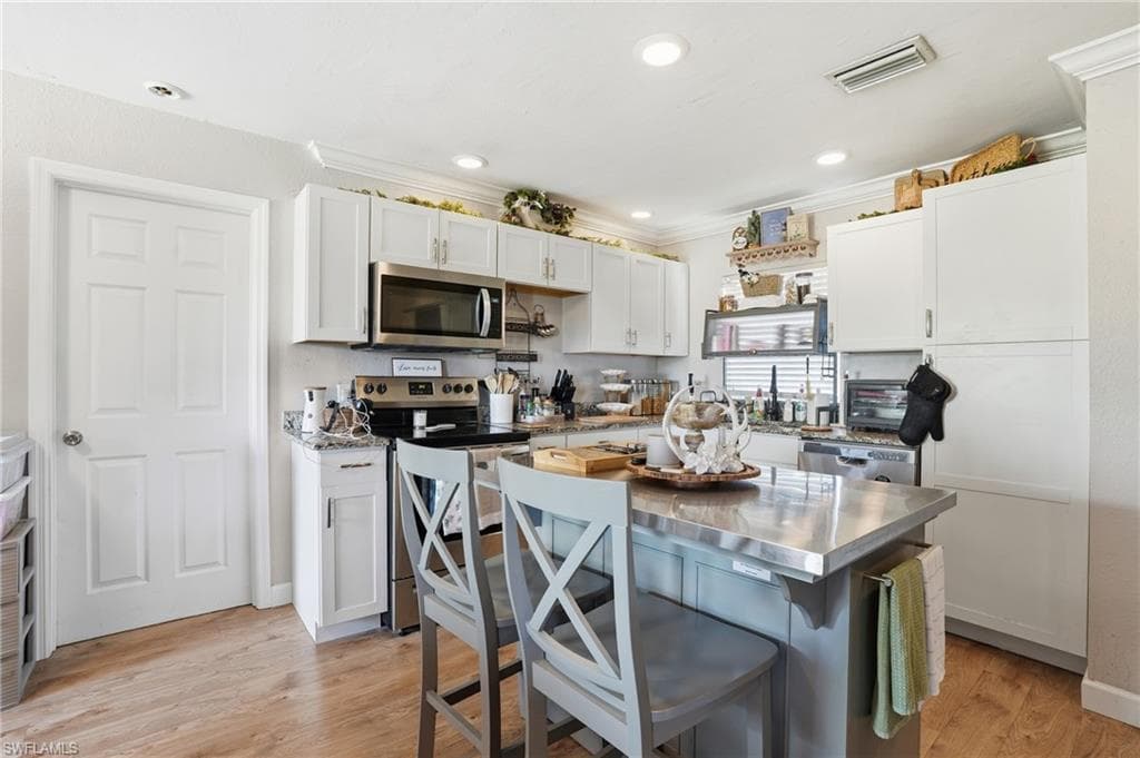 4251 Island CIR 7-11