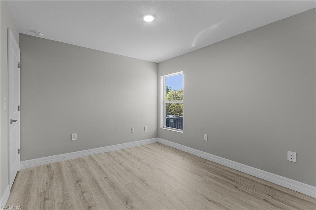 545 Oakshire LN-14