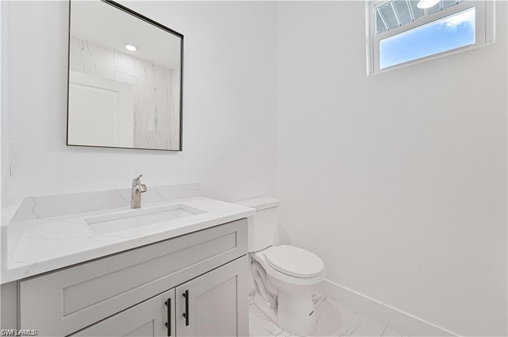 2045 Carver AVE-18