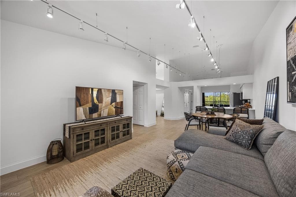 28871 Bermuda Lago CT 304-6