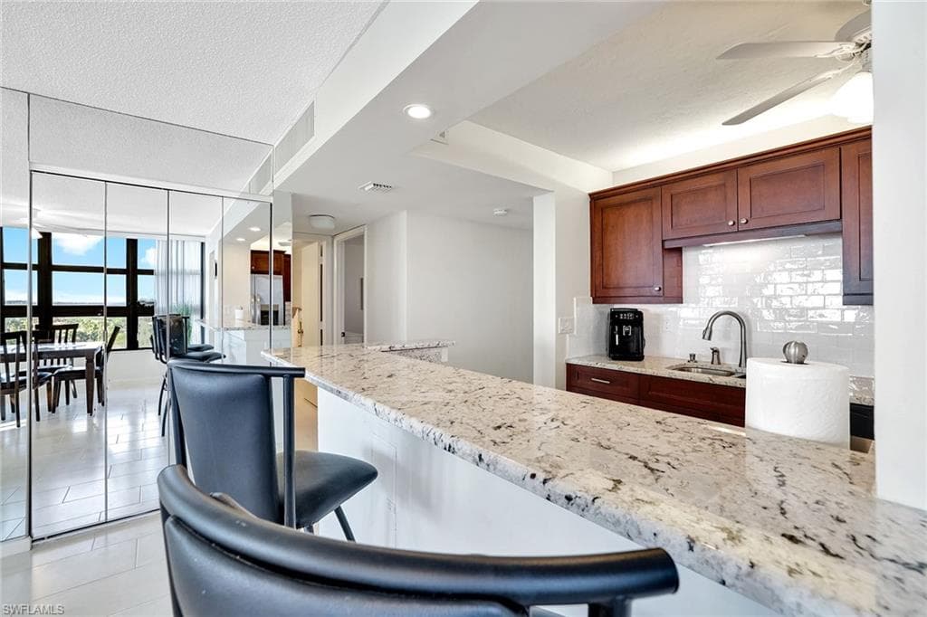 260 Seaview CT 906-12