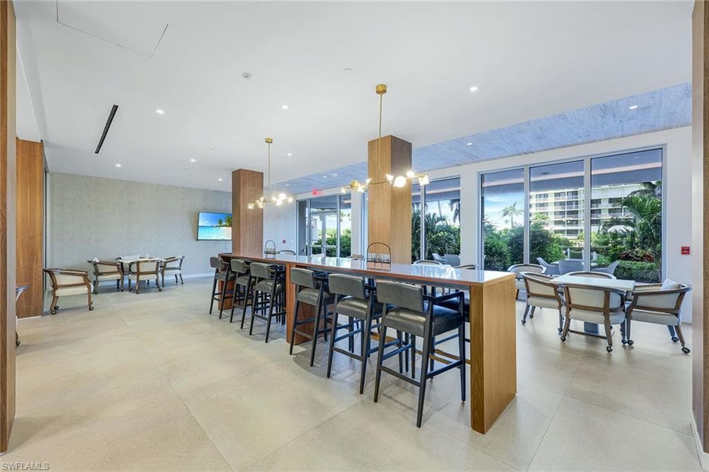 260 Seaview CT 906-33