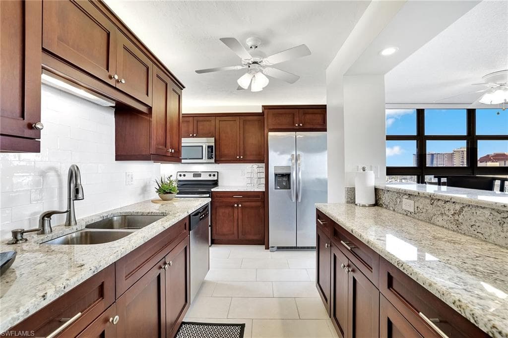260 Seaview CT 906-11