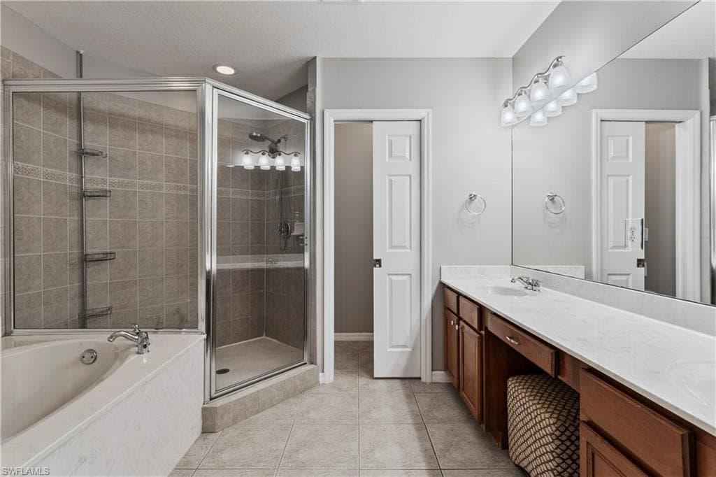 9544 Roundstone CIR-25