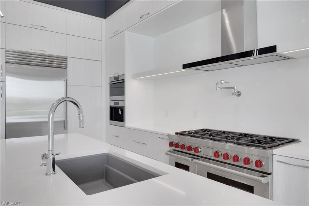 215 1st ST-10