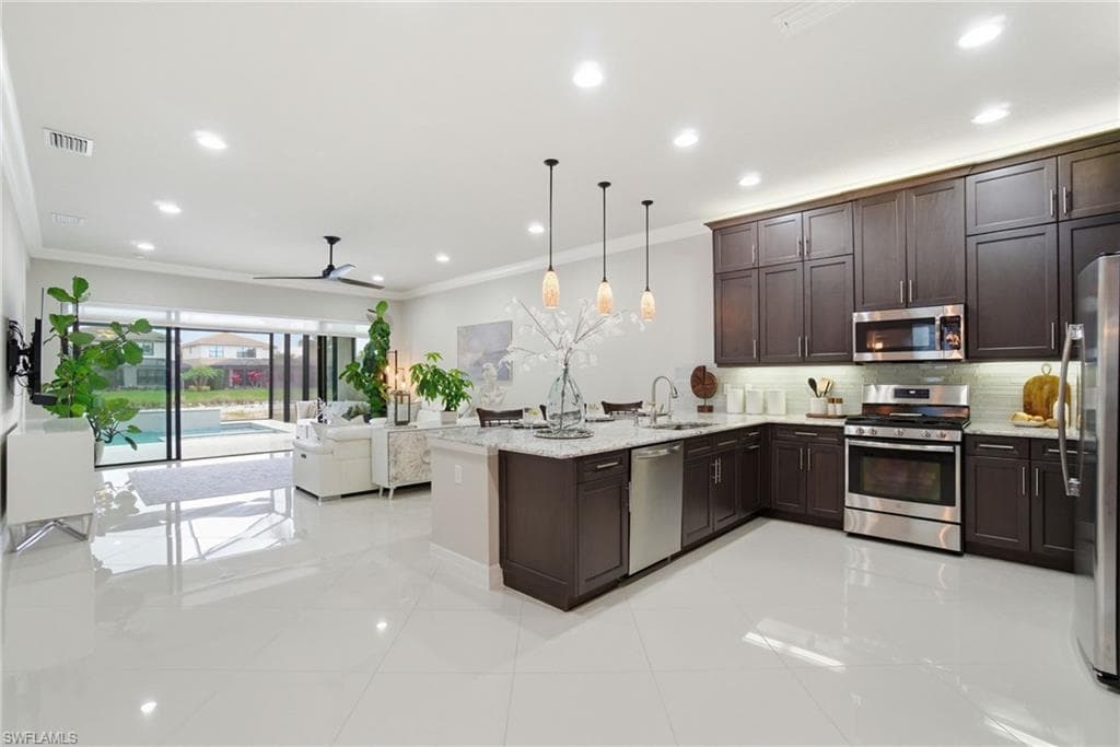 4318 Aurora ST-12