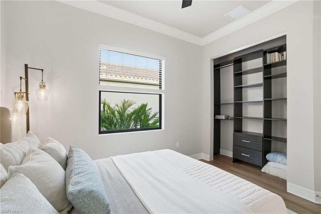 4318 Aurora ST-32