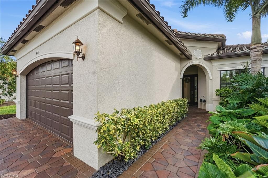 4318 Aurora ST-9
