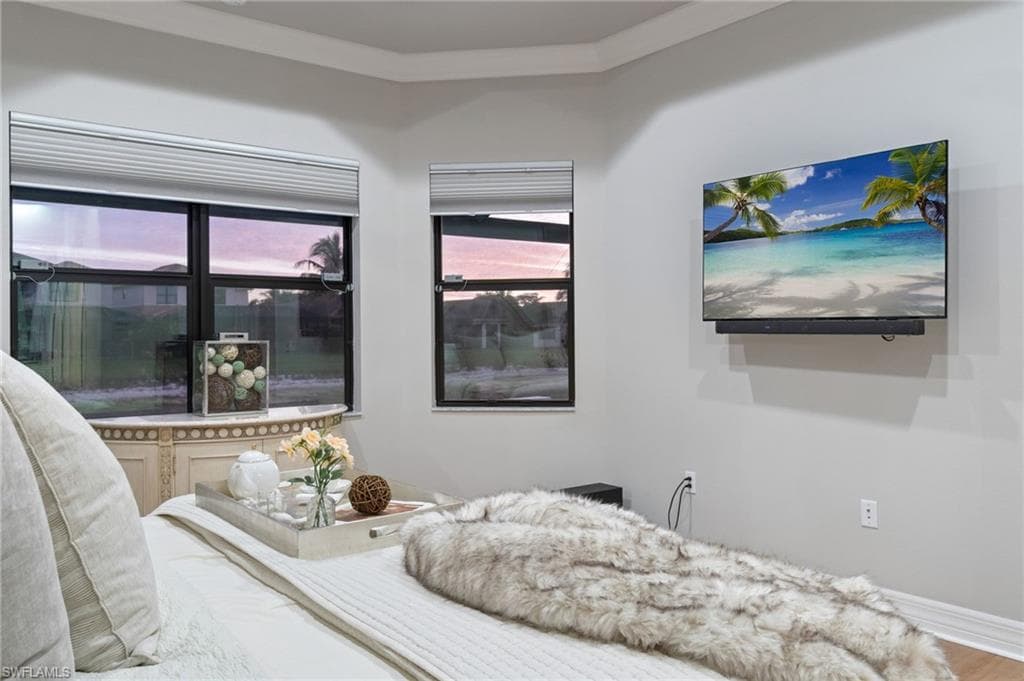 4318 Aurora ST-24