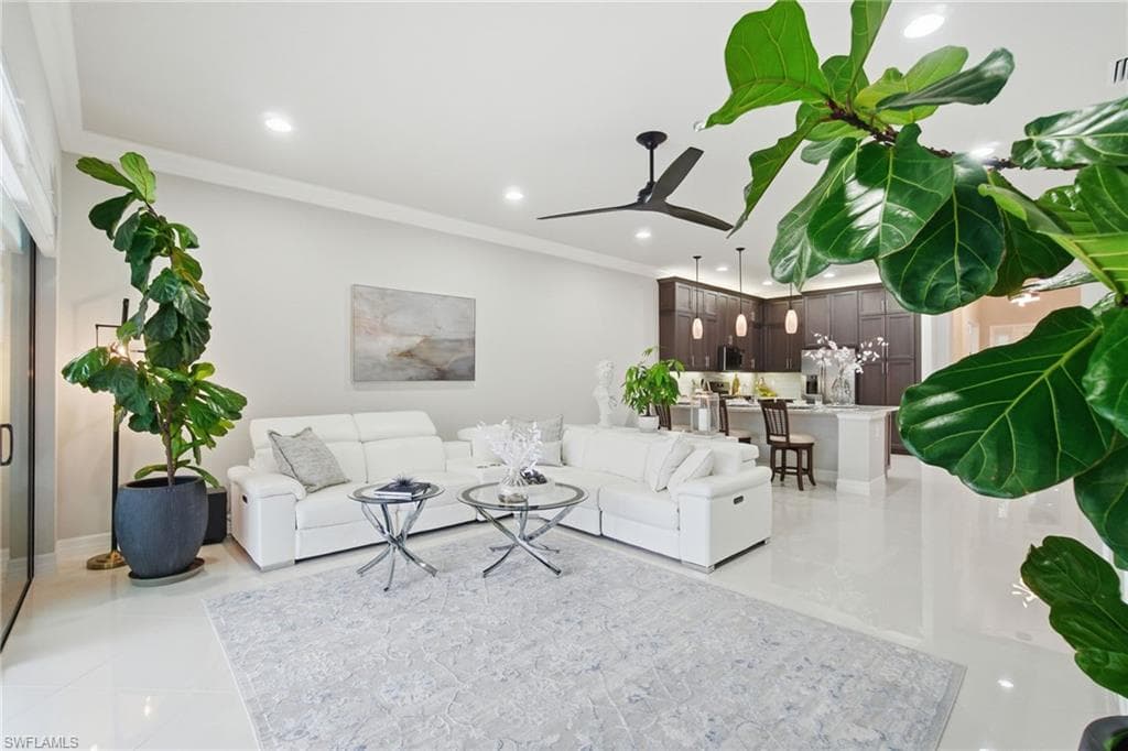 4318 Aurora ST-19