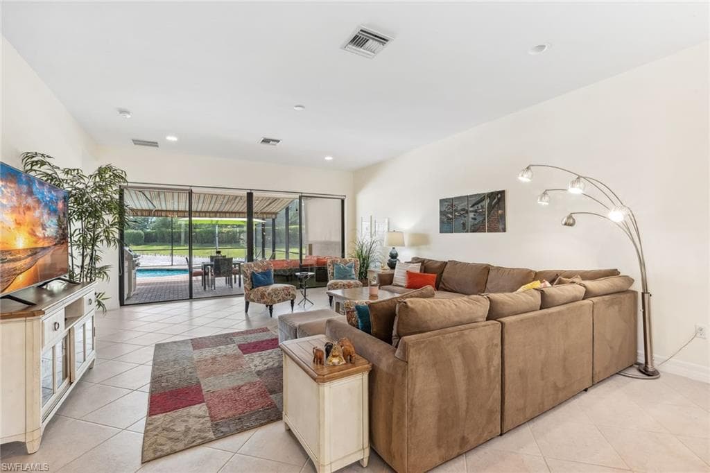 4360 Aurora ST-11