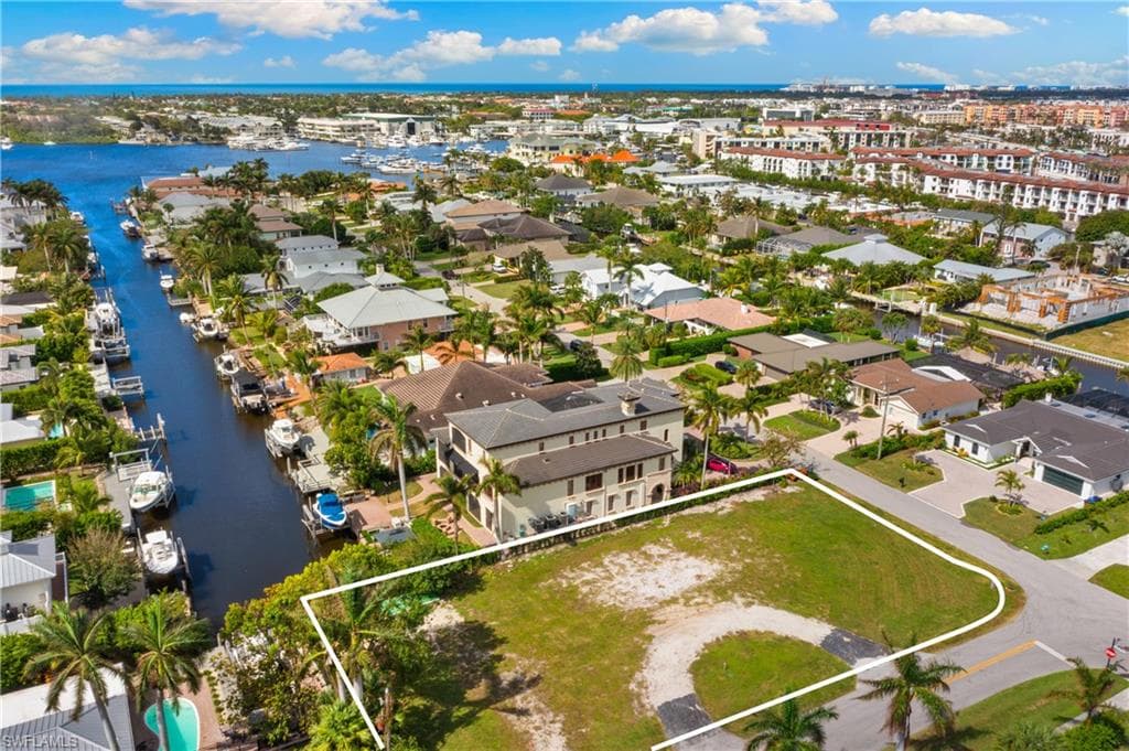 1585 Pelican AVE-10