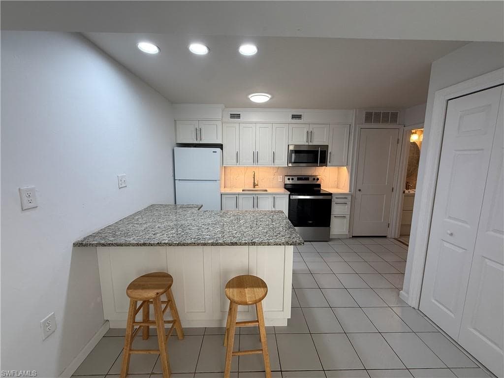 841/843 South ST-12