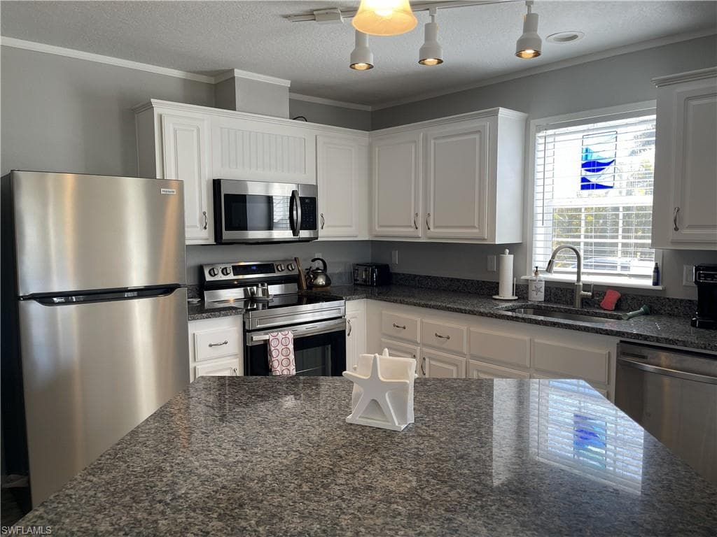 5520 Rainbow DR-5