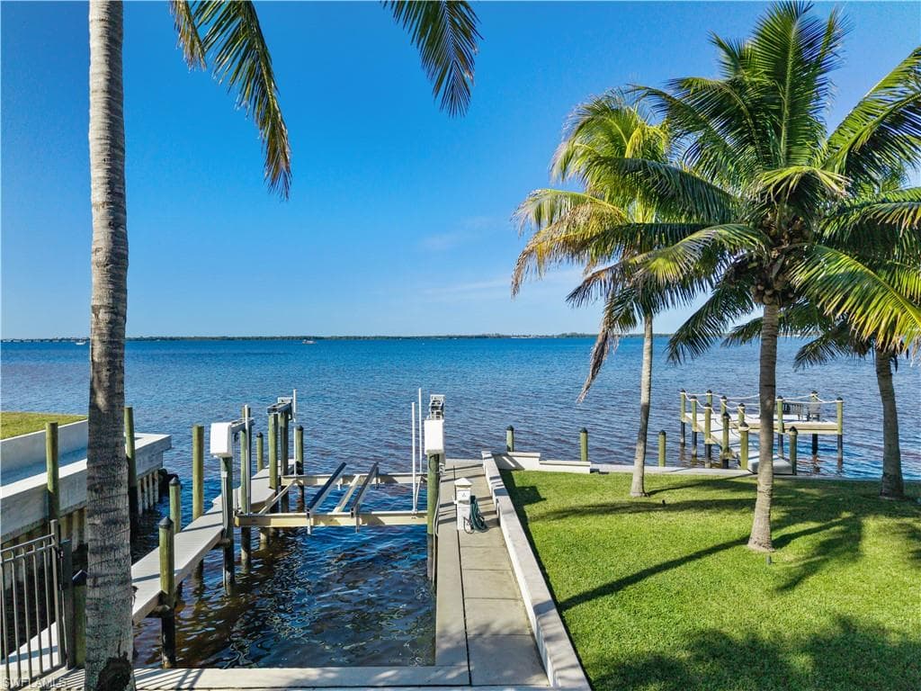 1240 Coconut DR-32