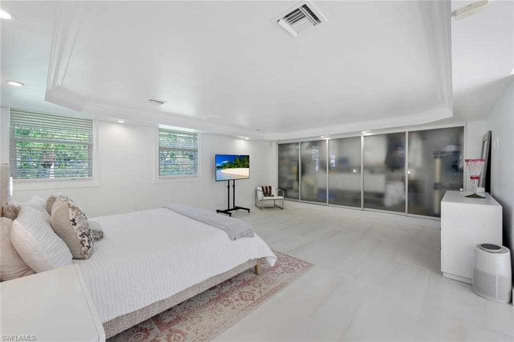 2943 Valencia WAY-22