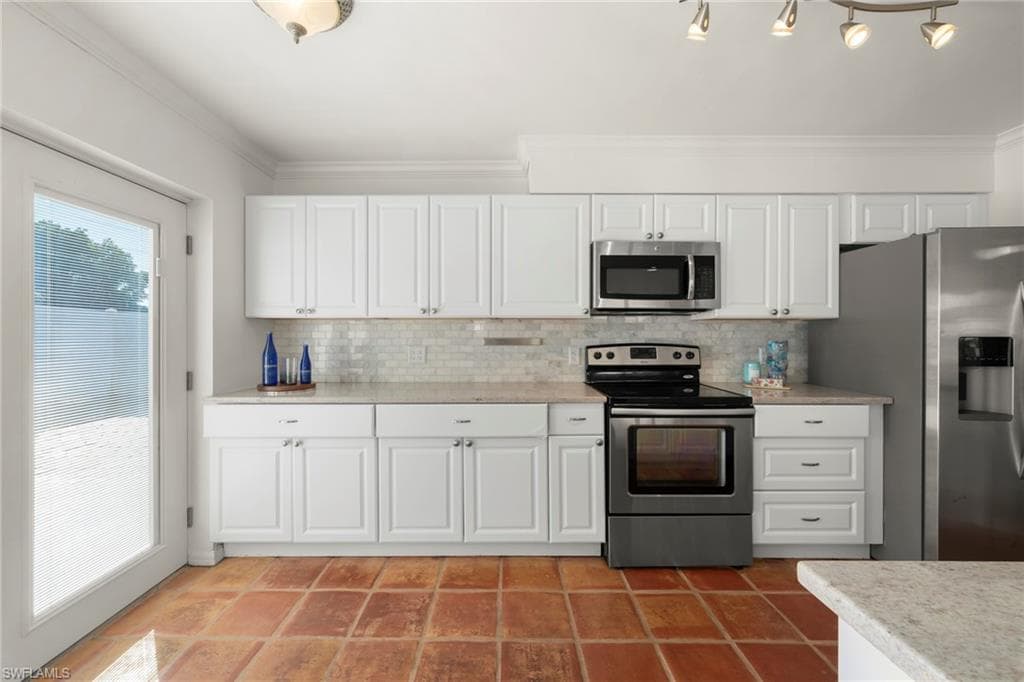 15068 Cloverdale DR-13