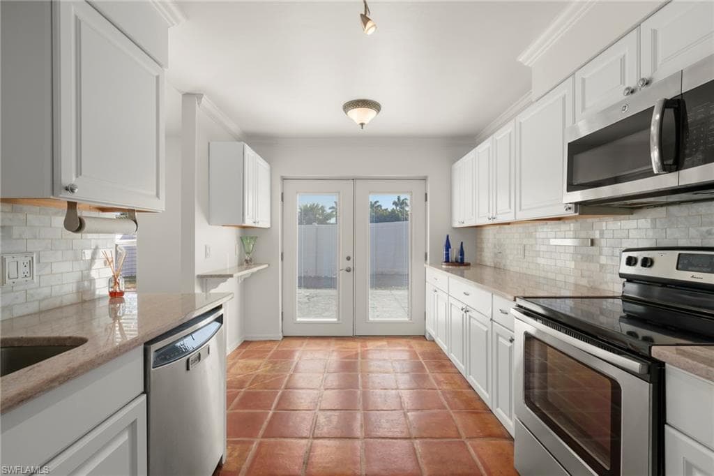 15068 Cloverdale DR-16