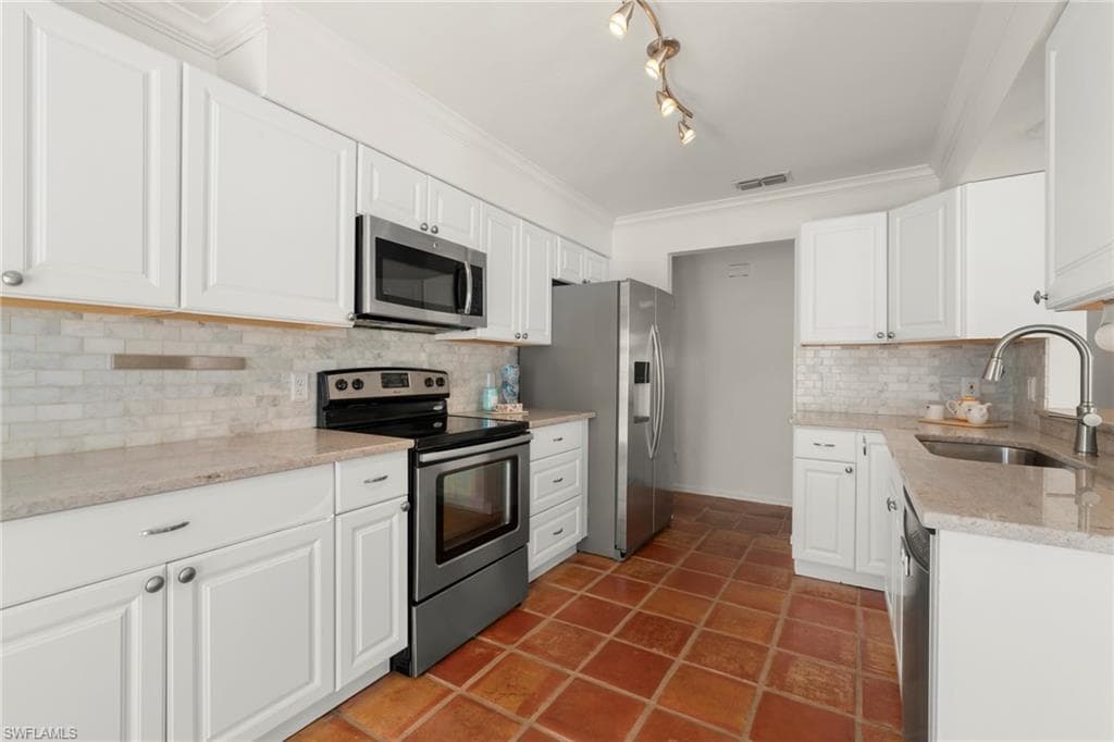 15068 Cloverdale DR-12