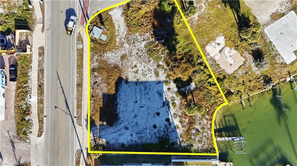 601 Estero BLVD-14
