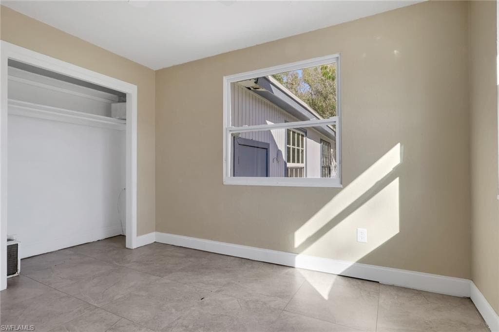 2933 Jackson ST-17