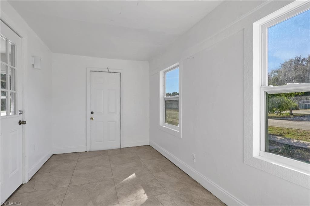 2933 Jackson ST-5