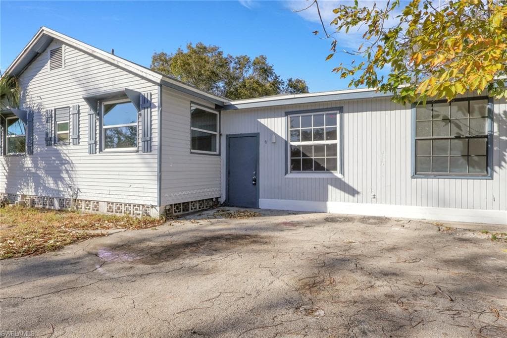 2933 Jackson ST-25