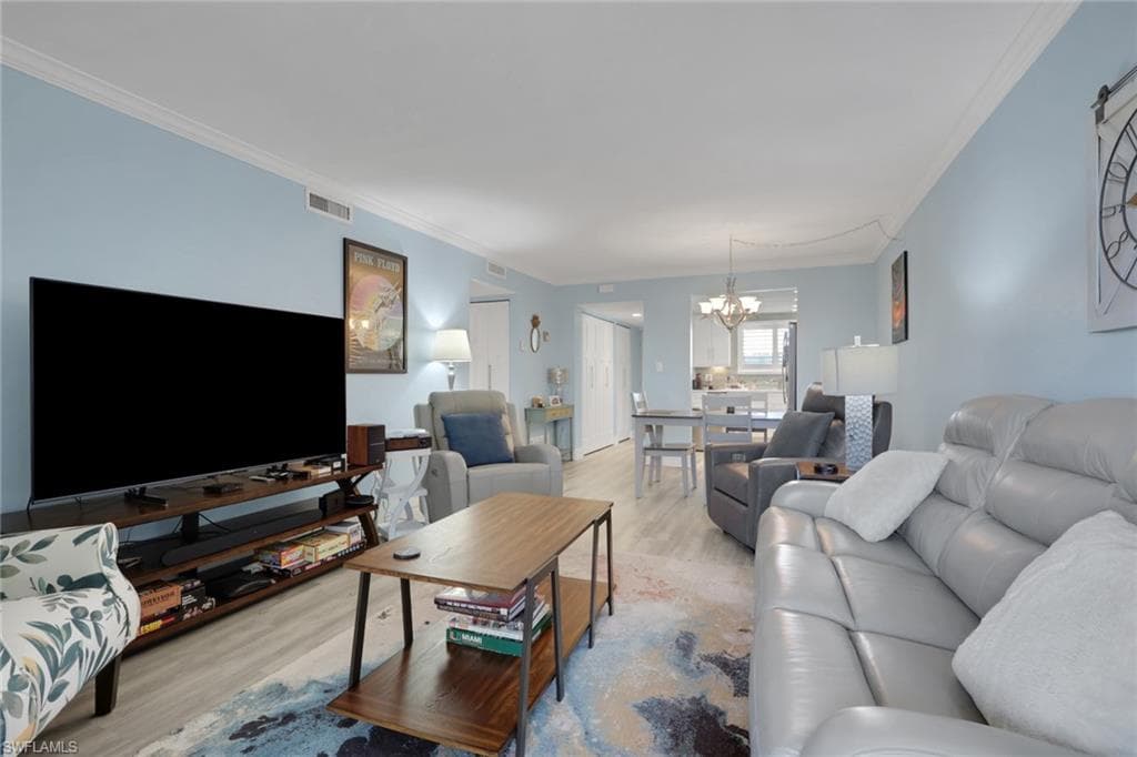 2121 Collier AVE 508-9