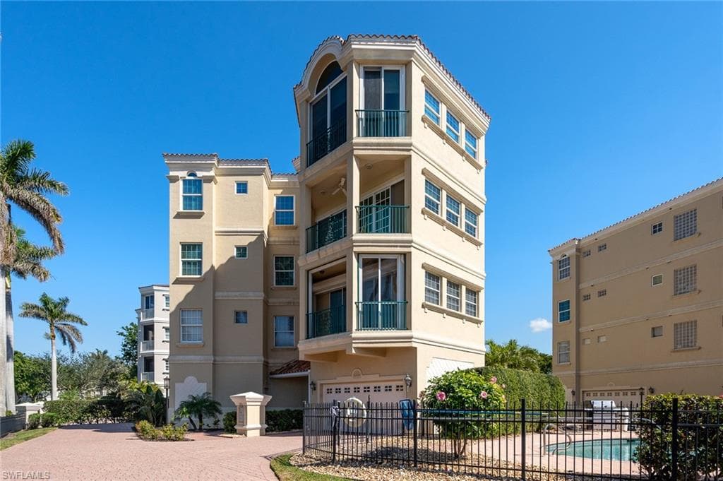 11160 Harbour Yacht CT B-1