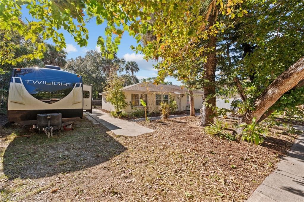 260 Delray AVE-26