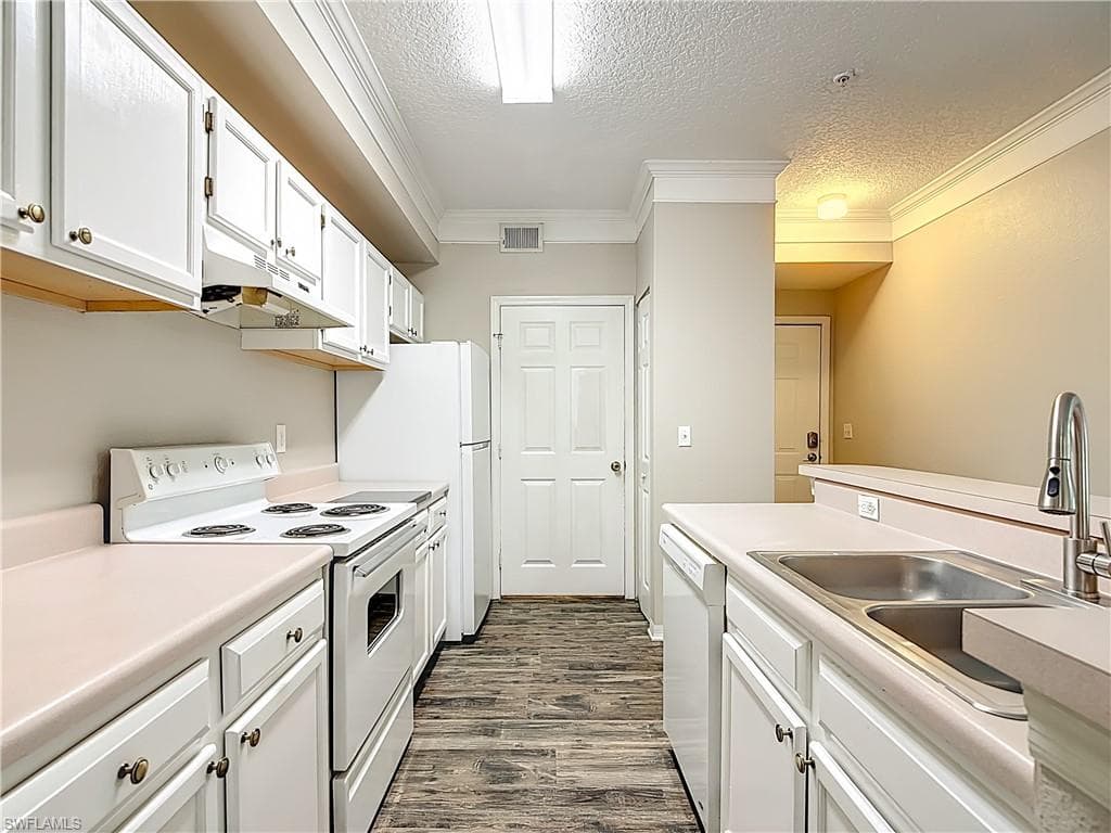 11490 Villa Grand 205-10
