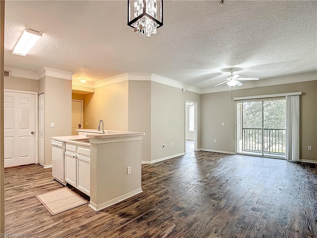 11490 Villa Grand 205-11