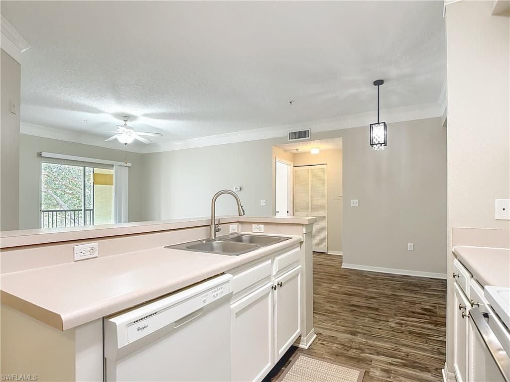 11490 Villa Grand 205-8