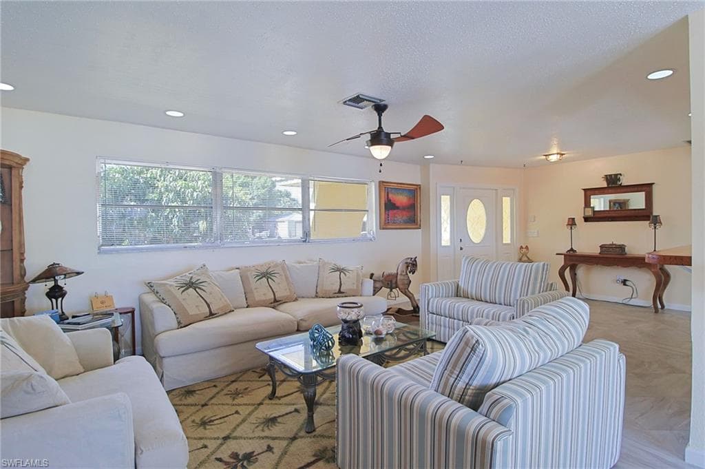 147 Coral DR-23
